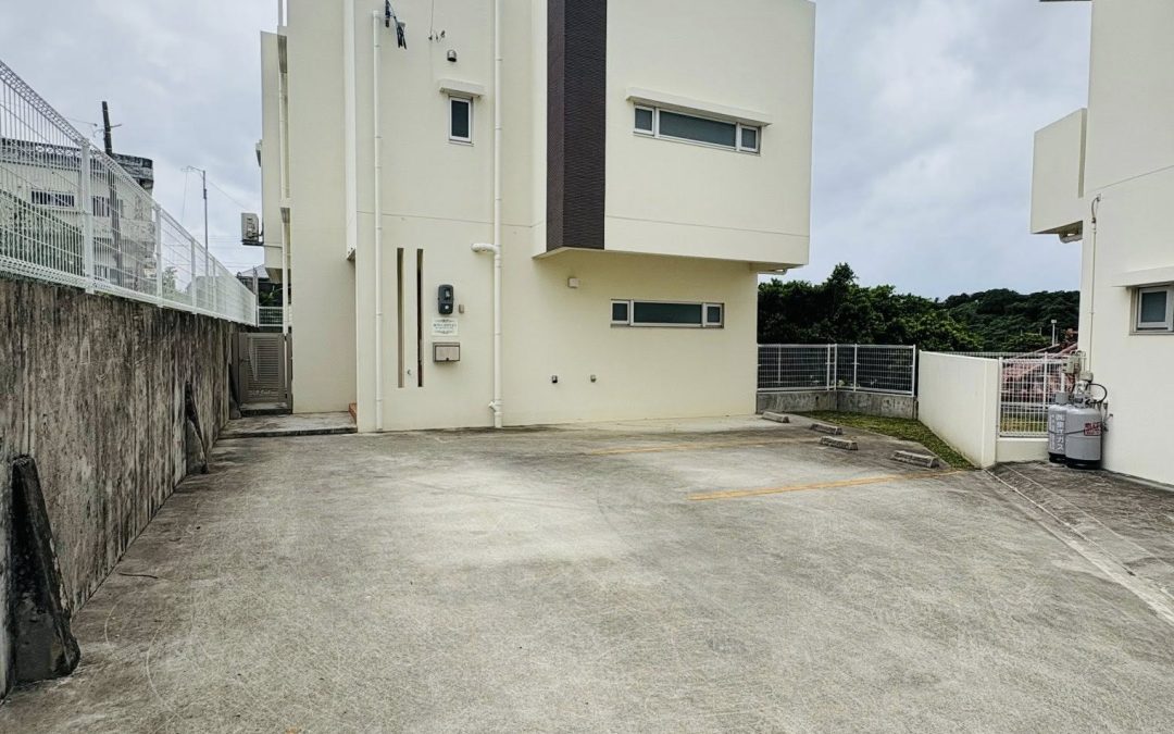 Spacious single modern house with 4 bed and 2.5 bath in Owan yomitan